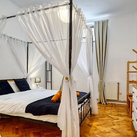 Intimo Oldtown Romantic Apartment Брашов Экстерьер фото