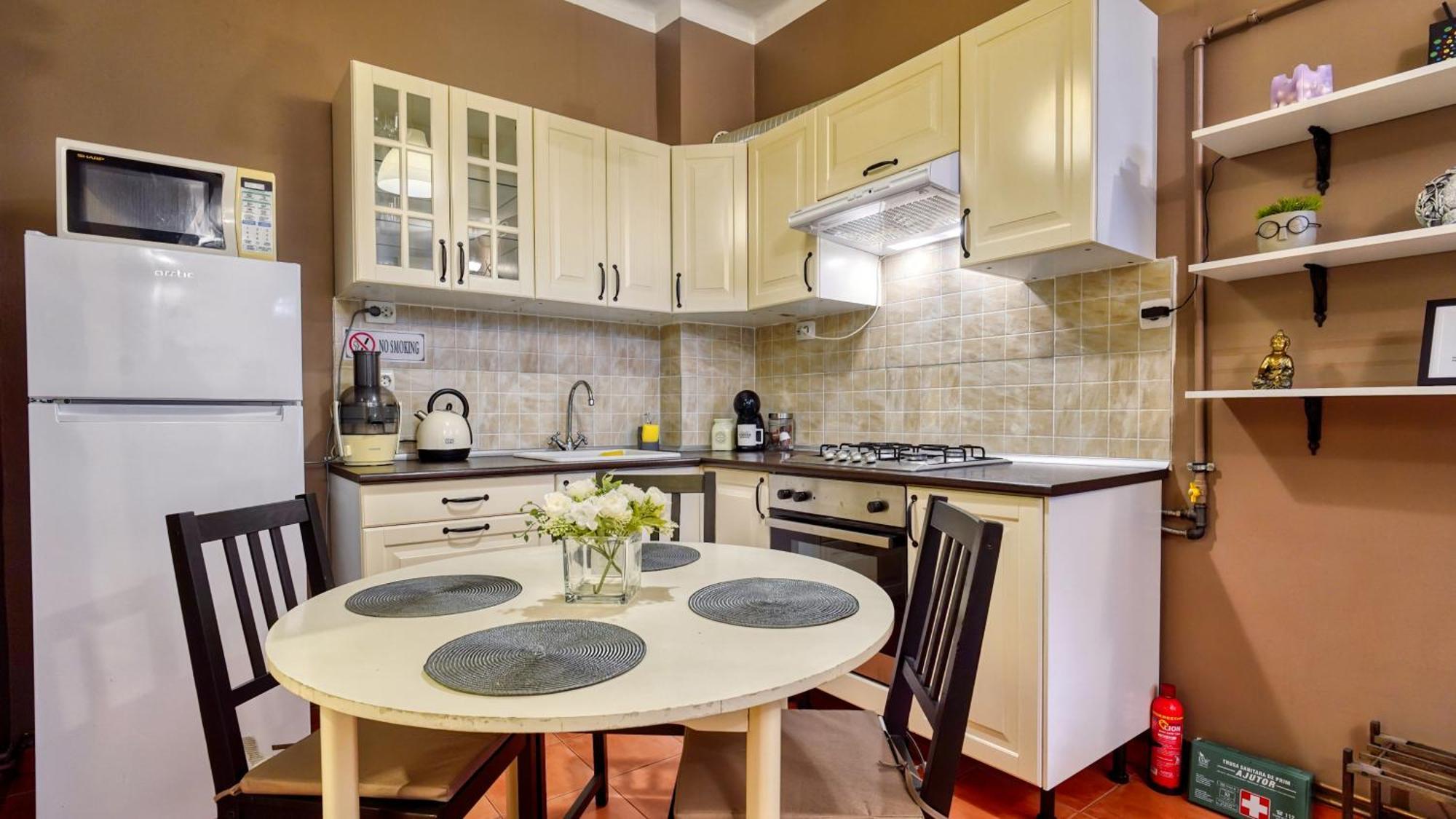 Intimo Oldtown Romantic Apartment Брашов Экстерьер фото